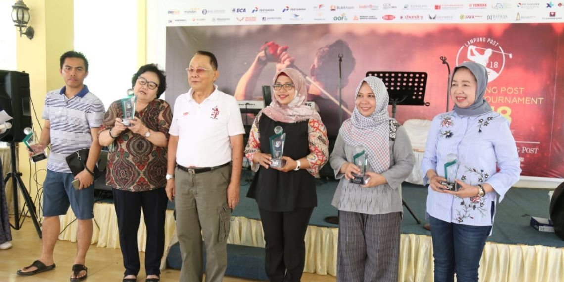 Juara kategori ladies flight diraih oleh Nyonya Nelly Roza, Nyonya Warno, dan Nyonya Zaenal.
LAMPUNG POST / SUKISNO