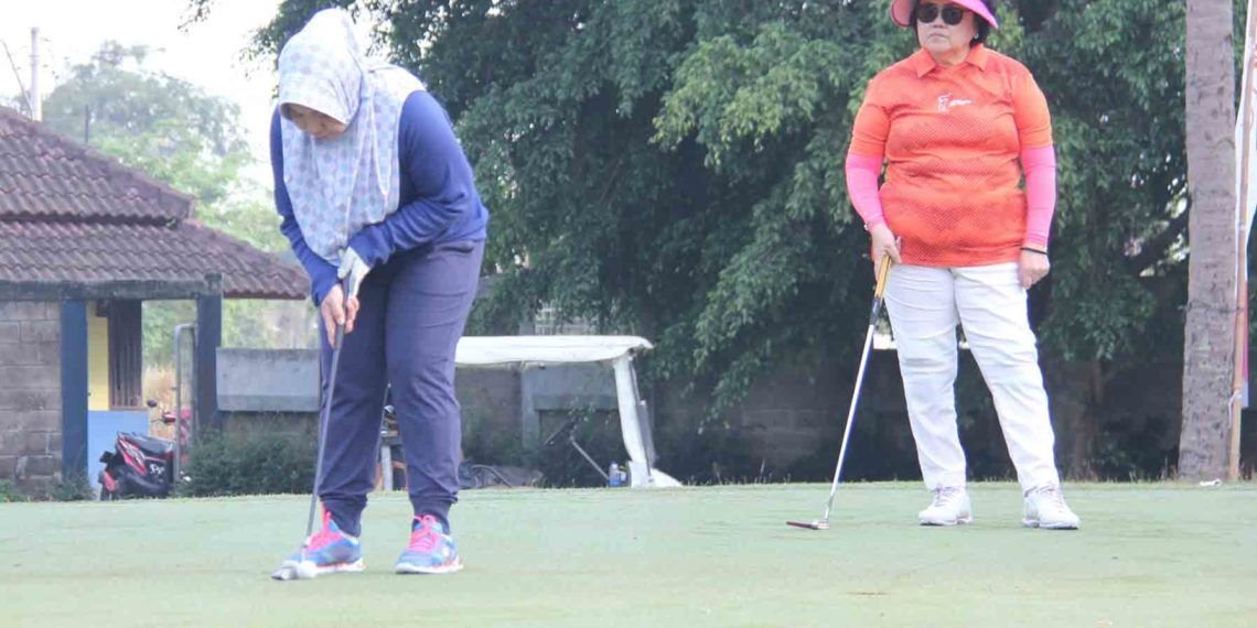Peserta golf wanita berusaha memasukkan bola ke hole saat turnamen golf.
LAMPUNG POST / SUKISNO