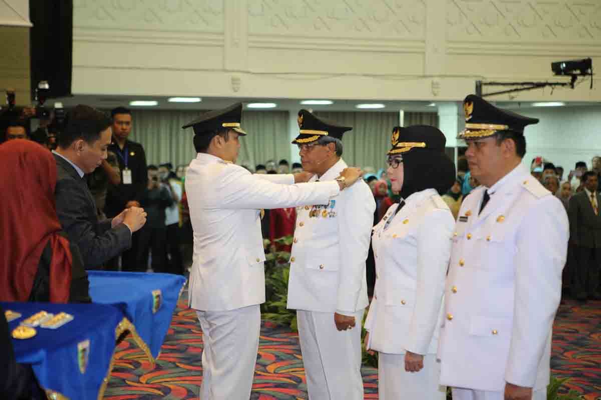 PELANTIKAN BUPATI LAMPUNG TENGAH. Gubernur Lampung M Ridho Ficardo melantik Bupati Lampung Tengah Loekman Djoyosoemarto bersamaan dengan Pelantikan Bupati Tanggamus Dewi Handajani dan Wakilnya AM Syafi'i di Balai Keratun Pemprov Lampung, Kamis (20/9)
LAMPUNG POST / IKHSAN DWI NUR SATRIO