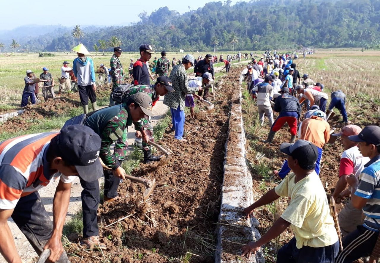 Masyarakat Bandaragung Gotong Royong Pelebaran Jalan