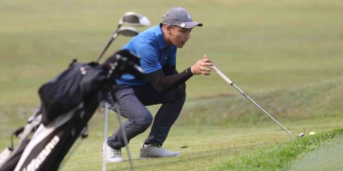 Peserta golf berkonsentari saat turnamen golf.
LAMPUNG POST / SUKISNO