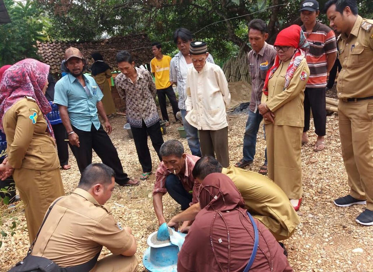 Dinkes Lampura Latih Pembuatan Jamban Sehat