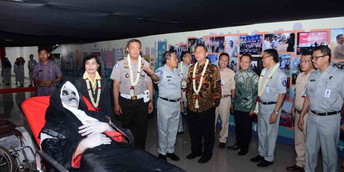 Direktur Utama PT Jasa Raharja Budi Rahardjo, Deputi Bidang Usaha JasaKeuangan, Jasa Survei dan Konsultan Kementerian BUMN, Gatot Trihargo,  Staf AhliGubernur Lampung Bidang Pemerintah, Hukum dan Politik Theresia Sormin, KepalaSubdirektorat Pendidikan Masyarakat Korps Lalu Lintas Polri Komisaris Besar DartoJuhartono dan Rektor Universitas Bandar Lampung Yusuf Barusman saat hadirpada seminar Jasa Raharja and Police Goes to Campus, di Graha Mandala Alam, Sabtu(20/10).
LAMPUNG POST / HENDRIVAN GUMAY