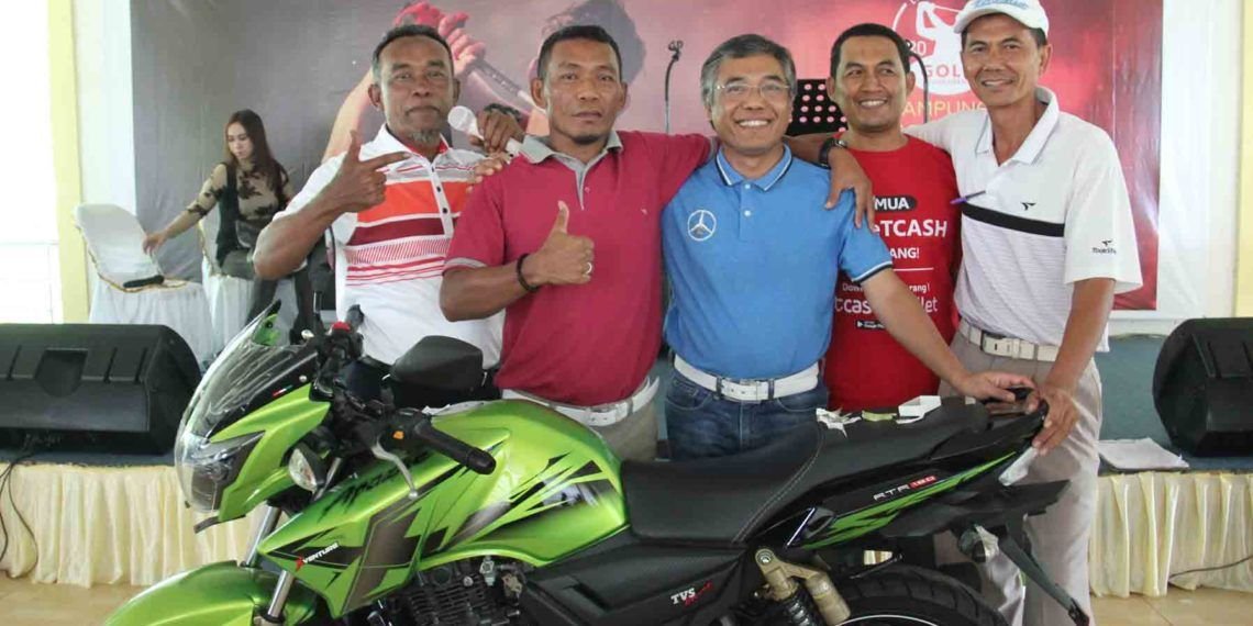 Salgio berhasil mendapatkan doorprize sepeda motor saat turnamen golf.
LAMPUNG POST / SUKISNO