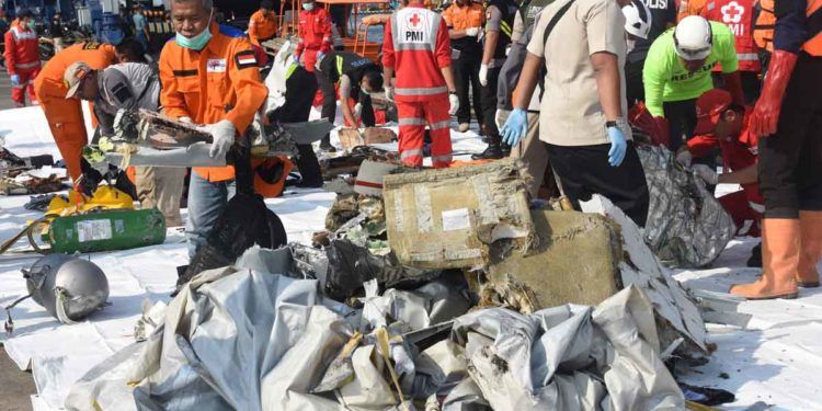 Petugas gabungan Basarnas, PMI, dan Polri mengevakuasi puing pesawat Lion Air JT 610 pascakecelakaan, di Pelabuhan Tanjung Priok, Jakarta, Senin (29/10/2018). Pesawat Lion Air bernomor penerbangan JT 610 rute Jakarta-Pangkal Pinang yang sebelumnya mengalami "lost contact", ditemukan jatuh di perairan Laut Utara Karawang, Jawa Barat. ANTARA FOTO/Indrianto Eko Suwarso