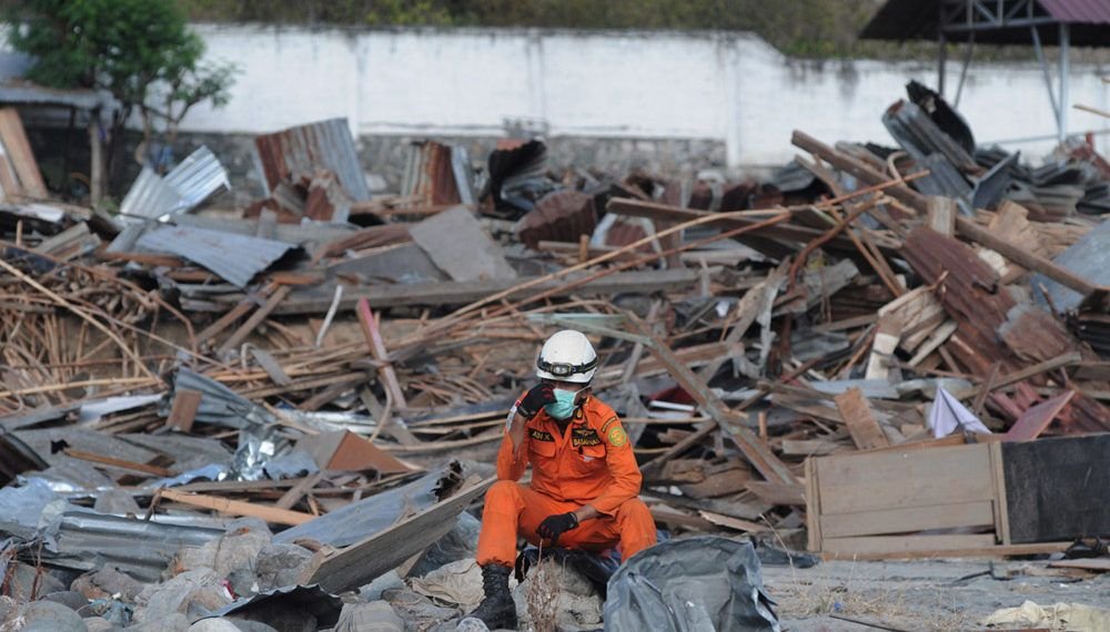 Salah seorang anggota Tim SAR beristirahat di sela pencarian korban gempa dan tsunami di Pantai Mamboro Palu, Sulawesi Tengah, Kamis (4/10). Posko Korem 132 Tadulako merilis, hingga Rabu (3/10) jumlah korban meninggal dunia akibat gempa dan tsunami di Palu sudah mencapai 1.411 orang. ANTARA FOTO/Basri Marzuki/foc/18.