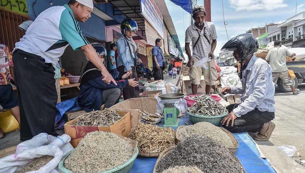 Warga dan pedagang melakukan transaksi jual beli di Pasar Manonda, Palu, Sulawesi Tengah, Kamis (4/10). Presiden Joko Widodo memerintahkan untuk masyarakat, pedagang, pemilik toko membuka dagangannya dengan jaminan keamanan dari TNI dan Polri di titik ekonomi sehingga ekonomi dapat berjalan normal. ANTARA FOTO/Muhammad Adimaja/foc/18.