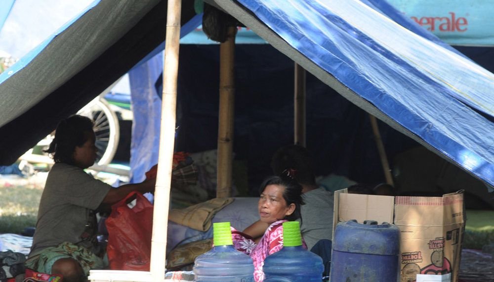 Sejumlah pengungsi beraktivitas di dalam tenda di Posko Pengungsian Masjid Agung Palu, Sulawesi Tengah, Kamis (4/10). Sejumlah titik pengungsian membutuhkan air bersih. ANTARA FOTO/Basri Marzuki/foc/18.