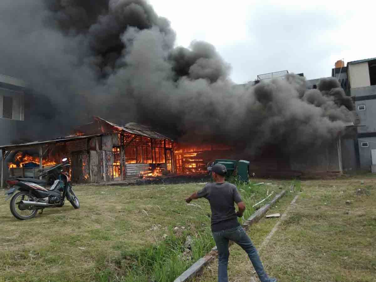 KEBAKARAN. Gudang material di Perum Bukit Kencana III, Jalan Soekarno-Hatta, Bandar Lampung, terbakar Senin (22/10). Tidak ada korban jiwa dalam kejadian tersebut.
LAMPUNG POST/IKHSAN DWI NUR SATRIO