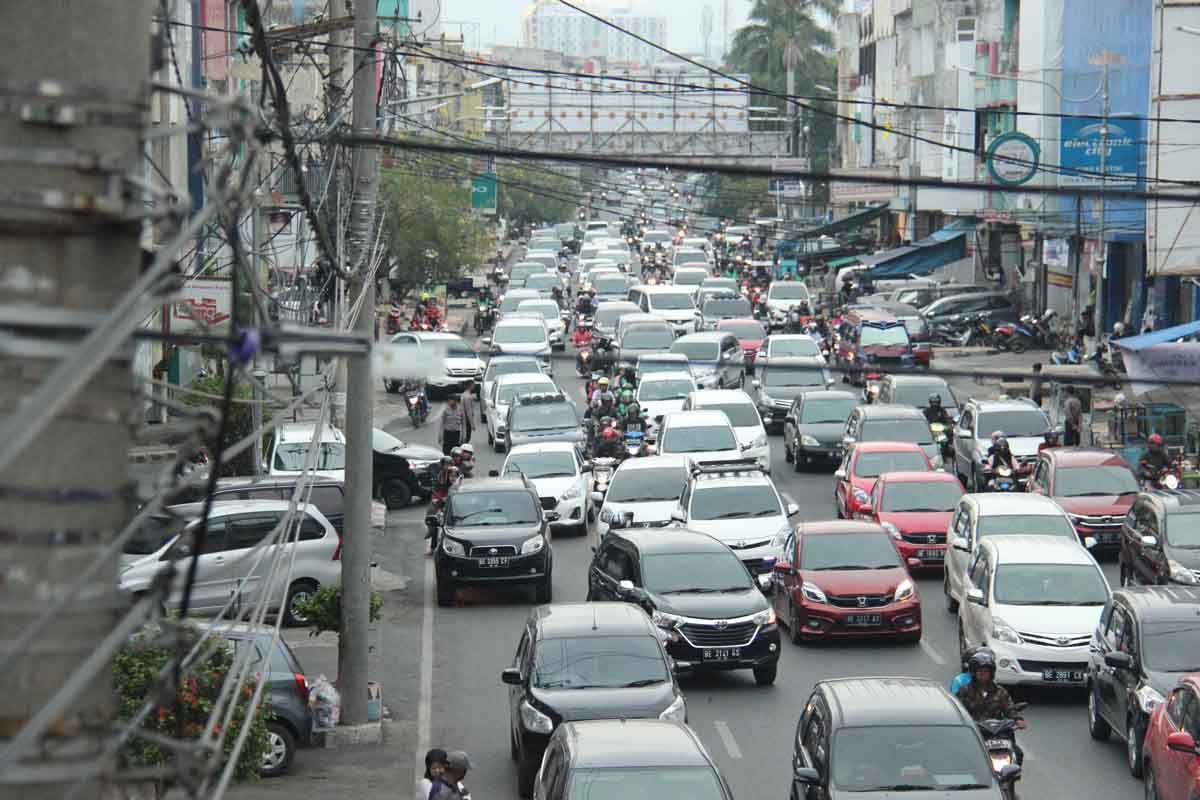 KEMACETAN. Sejumlah kendaraan berjalan pelan di kepadatan di Jalan Kartini Bandar Lampung, Rabu (31/10). Kemacetan di Kota Bandar Lampung akan semakin parah terutama pada saat akhir pekan.
n LAMPUNG POST/SUKISNO