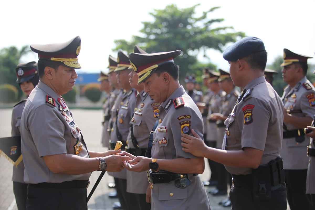 Kapolda Lampung Irjen Purwadi Arianto melakukan sertijab 9 pejabat di lingkungan Polda Lampung di lapangan apel Polda Lampung pada Kamis (25/10).