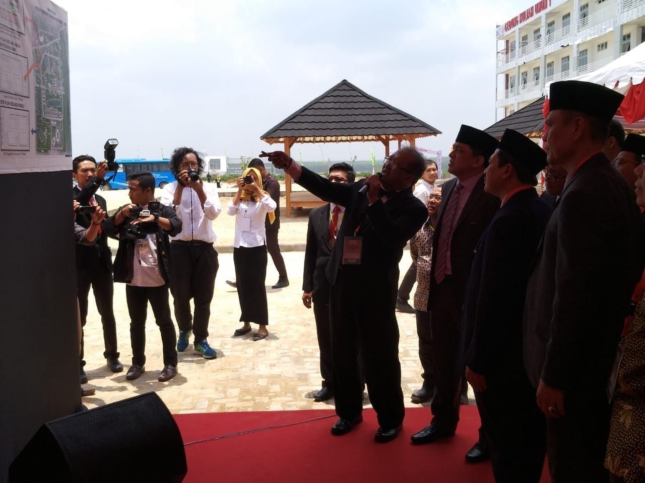 PEMBANGUNAN ITERA. Rektor Itera Ofyar Z Tamin menyampaikan perkembangan pembangunan Itera kepada Direktur Jenderal Sumber Daya Iptek dan Dikti, Kementerian Riset Teknologi dan Pendidikan Tinggi, Ali Ghufron Mukti, di Itera, Sabtu (6/10). (LAMPUNG POST/YUSMART DS)