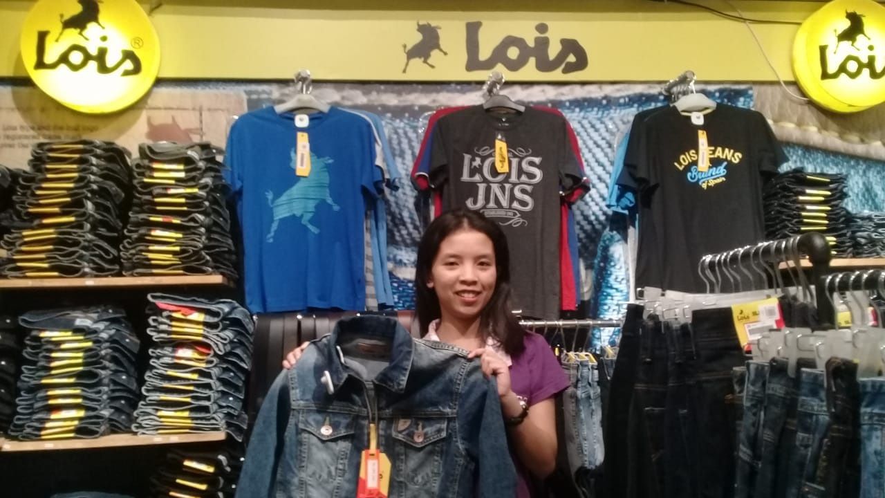 Die
JAKET JINS LOIS. Karyawan menunjukkan koleksi jaket jins Lois di Sogo branded store, Bandar Lampung, Senin (22/10).n LAMPUNG POST/EFFRAN KURNIAWAN