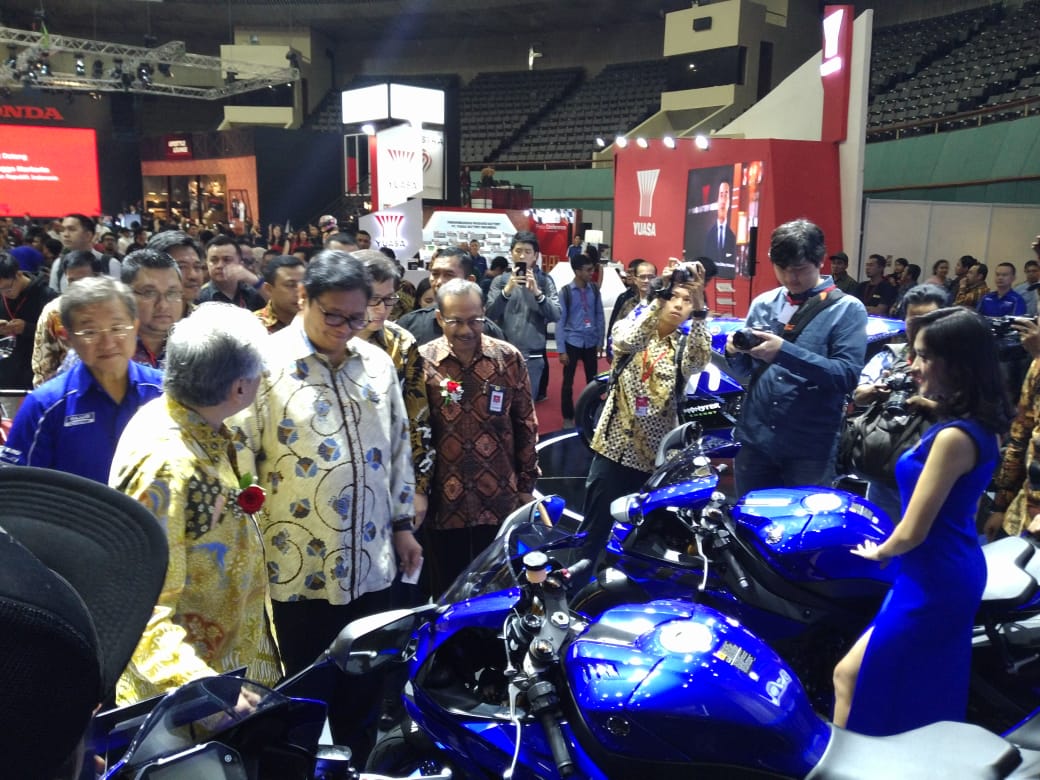 TINJAU KENDARAAN IMOS. Menteri Perindustrian Airlangga Hartarto meninjau stan seusai meresmikan Indonesia Motorcycle Show (IMOS) di Jakarta Convention Center, Jakarta, Rabu (31/10). Pameran sepeda motor itu digelar mulai 31 Oktober—4 November 2018.n LAMPUNG POST/LUCHITO SANGSOKO