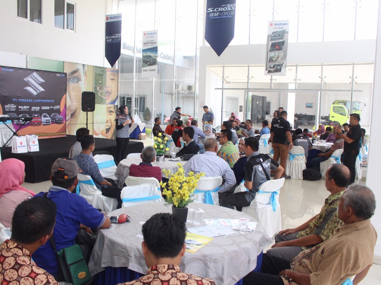 SHOWROOM EVENT SUZUKI. Suasana showroom event yang digelar PT Persada Lampung Raya di kantor cabang Bandarjaya, Selasa (16/10).DOK SUZUKI