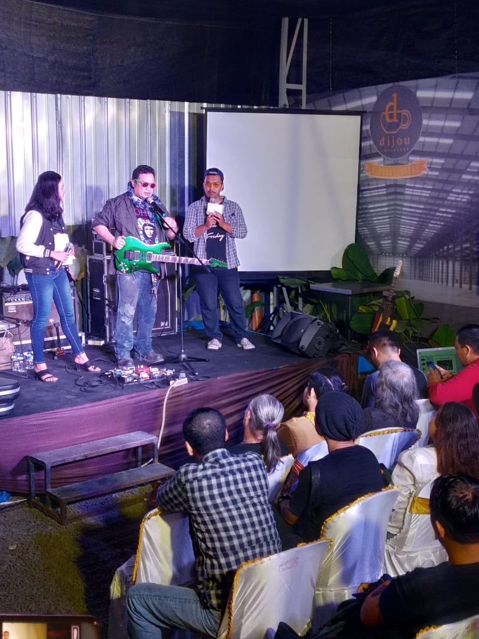 NGOPI BARENG ARIA BARON. Aria Baron menunjukkan kemampuannya pada acara ngobrol dan ngopi bareng di Dijou Coffeebar, Bandar Lampung, Rabu (10/10).n LAMPUNG POST/EFFRAN KURNIAWAN