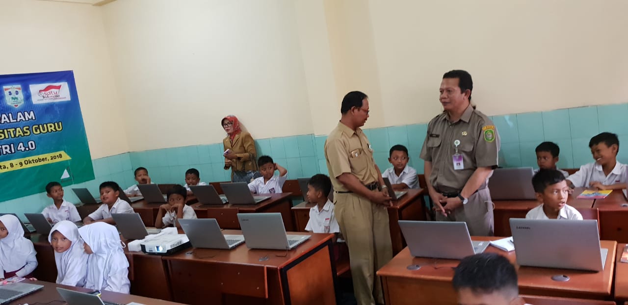 FASILITAS TIK. Kepala Dinas Pendidikan dan Olahraga Kabupaten Bantul Didik Warsito meninjau program ICT di Sekolah Binaan Yayasan Pendidikan Astra–Michael D Ruslim (YPA-MDR). YPA-MDR menginisiasi sekolah berbasis teknologi informasi dan komunikasi pada sekolah binaan. DOKUMENTASI YPA-MDR