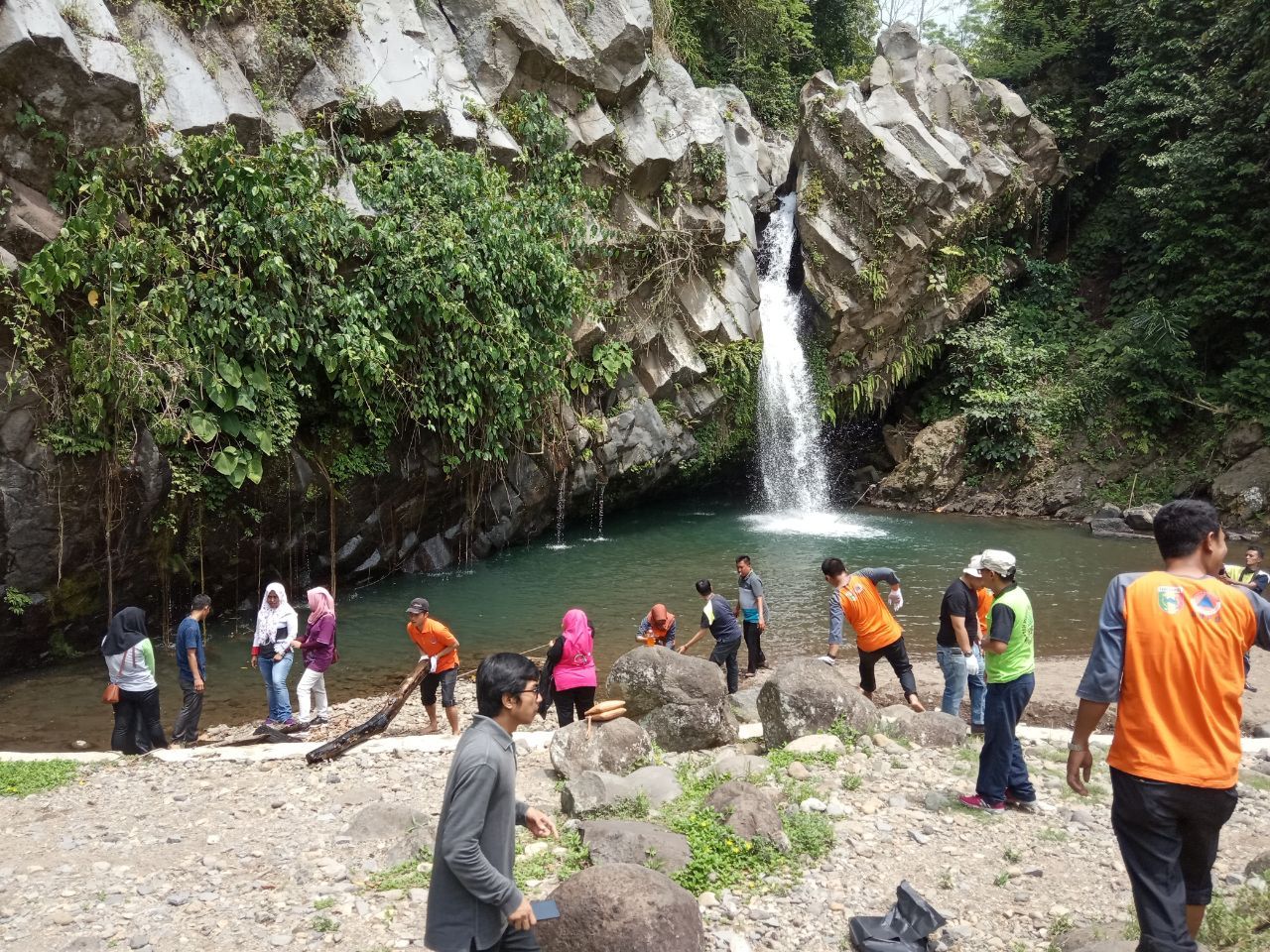 BERSIH-BERSIH. Danone Tanggamus bersama Dinas Pariwisata, BNPB, dan Dandim 0424/Tanggamus bersih-bersih air terjun Way Lalaan di Kotaagung Timur, Tanggamus, Kamis (18/10). LAMPUNG POST DIAN WAHYU KUSUMA