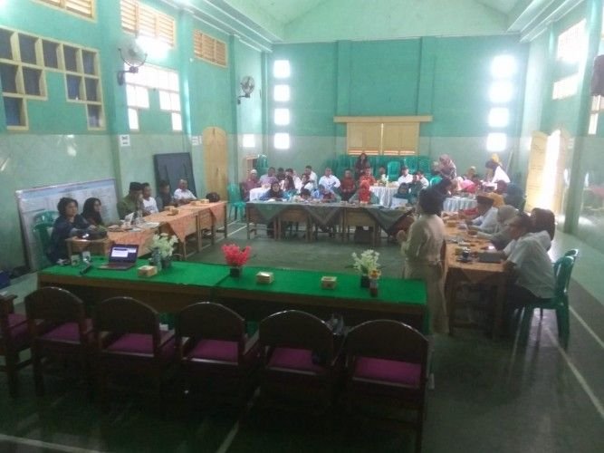 WORKSHOP DESA Lembaga Advokasi Perempuan Damar mendorong dibentuknya satuan tugas penanganan masalah perempuan dan anak di tingkat desa melalui workshop di pekon setempat, Rabu—Kamis (24—25 Oktober). n DOKUMENTASI DAMAR