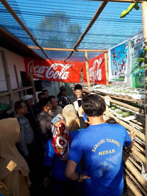PELATIHAN. Coca-Cola Amatil Indonesia NSO Medan Plant menggelar pelatihan kewirausahaan bidang pertanian seri 3. Agenda itu melakukan pemasangan tempat sampah edukasi dan penataan instalasi demplot kebun pekarangan rumah. DOKUMENTASI CCAI