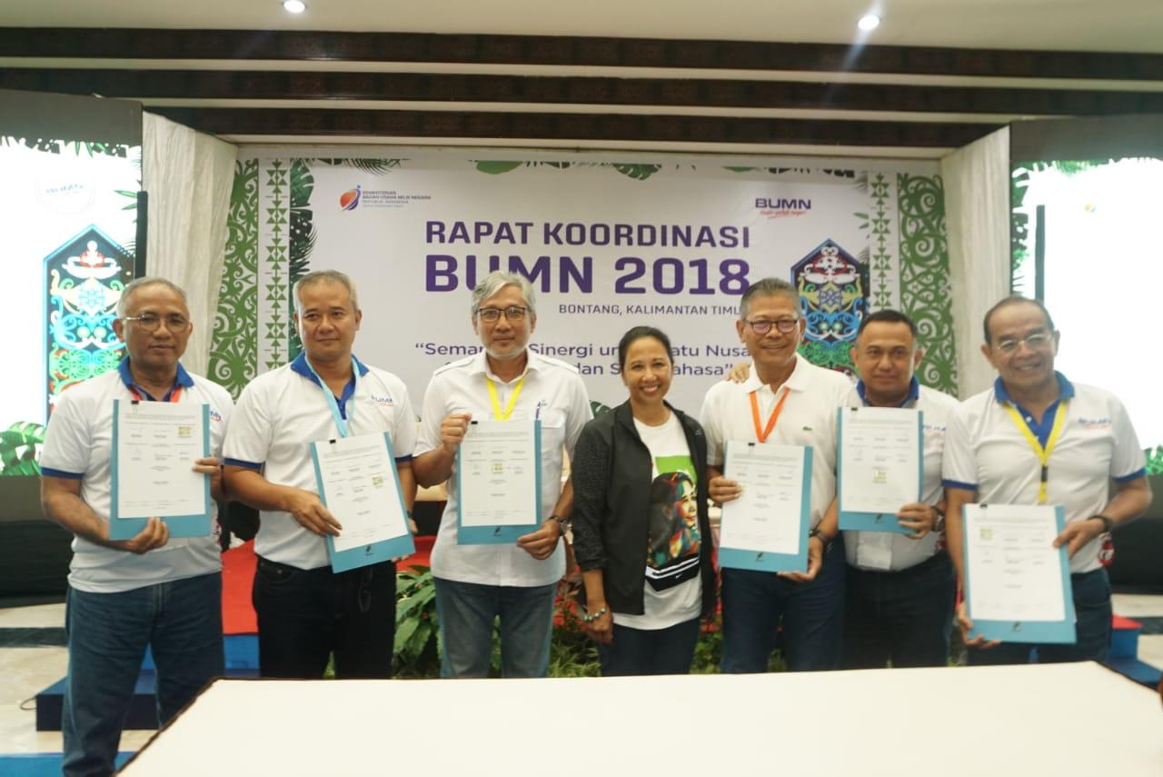 KERJASAMA PGN-BUMN KARYA. Menteri BUMN bersama jajaran direksi BUMN Karya dan Dirut PGN usai menandatangani nota kesepahaman kerjasama, Selasa (30/10.DOK.PGN