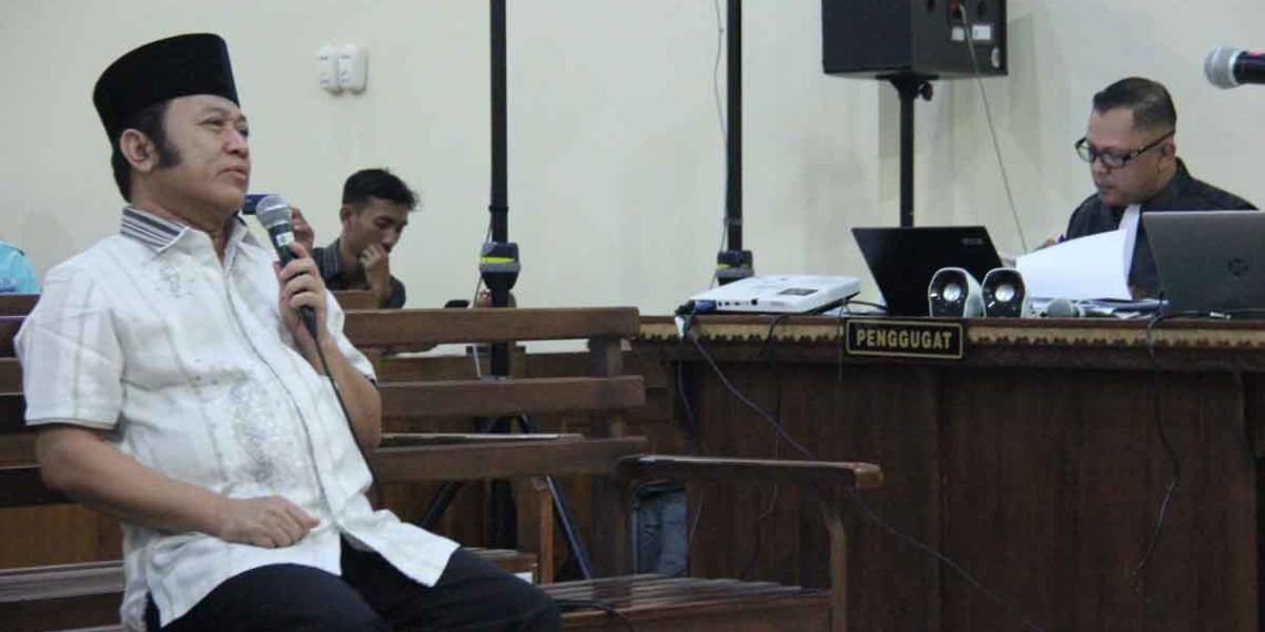 ZAINUDIN HASAN JADI SAKSI. Bupati Lampung Selatan nonaktif Zainudin Hasan saat menjadi saksi dalam persidangan Direktur PT Prabu Sungai Andalas Gilang Ramadhan di Pengadilan Tipikor Bandar Lampung, Lampung, Rabu (31/10). Tersangka Zainudin Hasan dimintai keterangan sebagai saksi untuk tersangka lainnya, Gilang Ramadhan, dalam kasus dugaan suap pengadaan barang dan jasa di lingkungan Pemerintahan Kabupaten Lampung Selatan tahun anggaran 2018.
LAMPUNG POST/SUKISNO