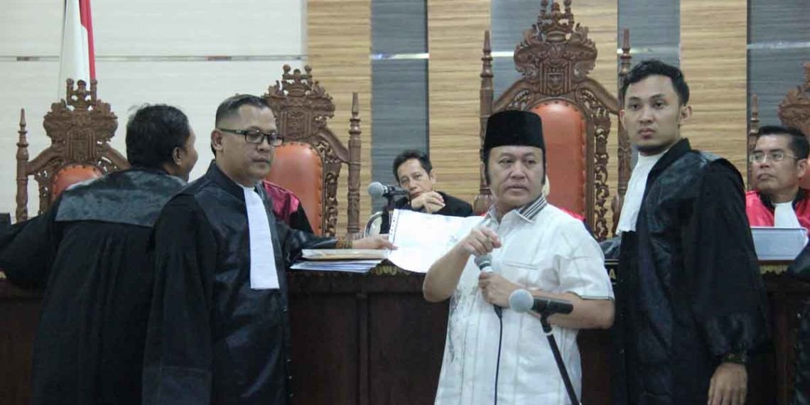 ZAINUDIN HASAN JADI SAKSI. Bupati Lampung Selatan nonaktif Zainudin Hasan saat menjadi saksi dalam persidangan Direktur PT Prabu Sungai Andalas Gilang Ramadhan di Pengadilan Tipikor Bandar Lampung, Lampung, Rabu (31/10). Tersangka Zainudin Hasan dimintai keterangan sebagai saksi untuk tersangka lainnya, Gilang Ramadhan, dalam kasus dugaan suap pengadaan barang dan jasa di lingkungan Pemerintahan Kabupaten Lampung Selatan tahun anggaran 2018.
LAMPUNG POST/SUKISNO