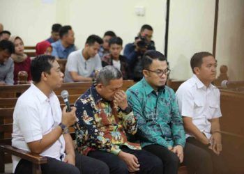 SAKSI KASUS FEE PROYEK LAMPUNG SELATAN. (Dari kanan) Kadis Pendidikan Lampung Selatan Thomas Amriko, Ketua Fraksi PAN DPRD Lampung nonaktif Agus Bhakti Nugroho, Kadis PUPR Lampung Selatan Anjar Asmara, dan Kabid Pengairan Kabupaten Lampung Selatan Syahroni saat menjadi saksi dalam sidang di Pengadilan Tipikor Bandar Lampung, Lampung, Rabu (24/10). Mereka berempat menjadi saksi untuk terdakwa Gilang Ramadhan terkait kasus dugaan fee proyek pengadaan barang dan jasa di lingkungan pemerintahan Kabupaten Lampung Selatan tahun anggaran 2018.
LAMPUNG POST/IKHSAN DWI NUR SATRIO