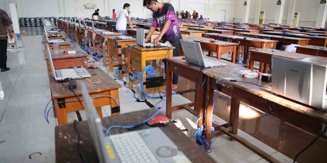 PERSIAPAN LOKASI TES CPNS. Panitia menyiapkan laptop untuk tes CAT CPNS zona satu  di Gedung Korpri, Pemerintahan Provinsi Lampung, Bandar Lampung, Kamis (25/10). Rencananya pada hari ini tes CPNS akan dilakukan empat sesi diantaranya sesi 1 pukul 08.00 hingga 09.30, sesi 2 pukul 10.00 sampai 11.30, sesi 3 pukul 13.30 sampai 15.00, dan sesi 4 pukul 15.30 sampai 17.00
Lampung post/ ikhsan dwi nur satrio
