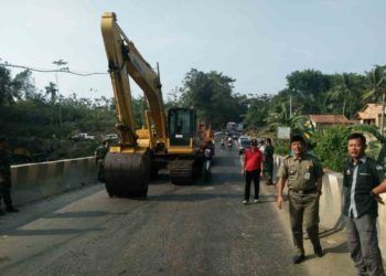 JEMBATAN WAY UMPU DITUTUP. Alat berat yang sudah disiapkan di lokasi jembatan Way Umpu di Km 195 tapal batas Kampung Negeribaru, Kecamatan Blambangan Umpu, Kabupaten Way Kanan, Jumat (26/10). Jembatan tersebut ditutup hingga 15 hari ke depan untuk perbaikan.
LAMPUNG POST/CANDRA PUTRA WIJAYA