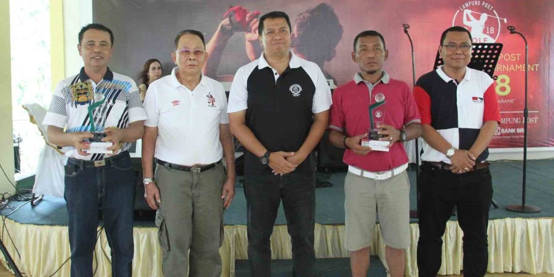 Kapolda Lampung Irjen. Purwadi Arianto bersama Ketua Yayasan Padang Golf Sukarame, Subki E Harun bersama Pemimpin Redaksi Lampung Post Iskandar Zulkarnain dan peraih best gross overall Santoso dan best nett overall Salgio