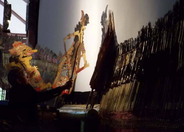 Ki Manteb Soedharsono memainkan wayang lakon Murwakala pada prosesi ruwatan sebagai penanda dimulainya peringatan Hari Wayang Dunia 2018 di Pendopo Ageng GPH. Joyokusumo, Institut Seni Indonesia (ISI) Surakarta, Jawa Tengah, Selasa (6/11). MI/Ferdinand