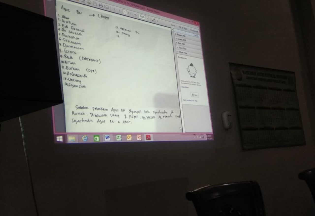 secarik-kertas-bertuliskan-16-nama