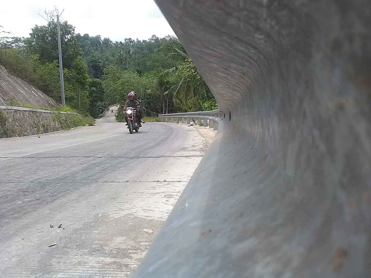 INFRASTRUKTUR LAMSEL. Pengendara melintasi tanjakan curam di Jalan H Lubis Tegal Lega Karangindah, Jatiagung, Lampung Selatan, beberapa waktu yang lalu. Pemkab Lampung Selatan dipastikan tidak akan mampu memenuhi target pembangunan infrastruktur jalan untuk tahun 2018 sesuai dengan rencana pembangunan jangka menengah daerah (RPJMD). Pasalnya 113 paket proyek konstruksi tahun ini di Dinas Pekerjaan Umum dan Penataan Ruang Lamsel secara resmi dinyatakan gagal lelang.
n LAMPUNG POST/HENDRIVAN GUMAY