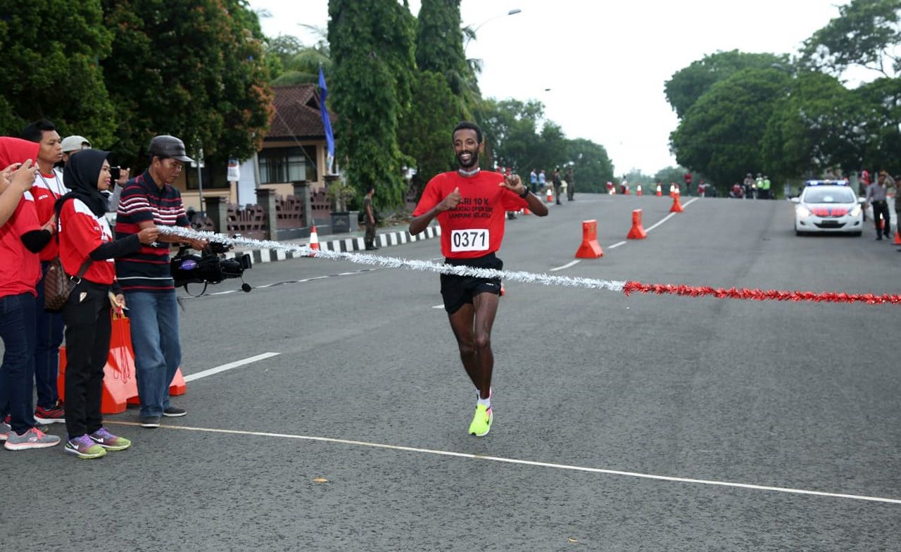 Pelari Afrika Dominasi Lomba Lari 10K HUT Lamsel