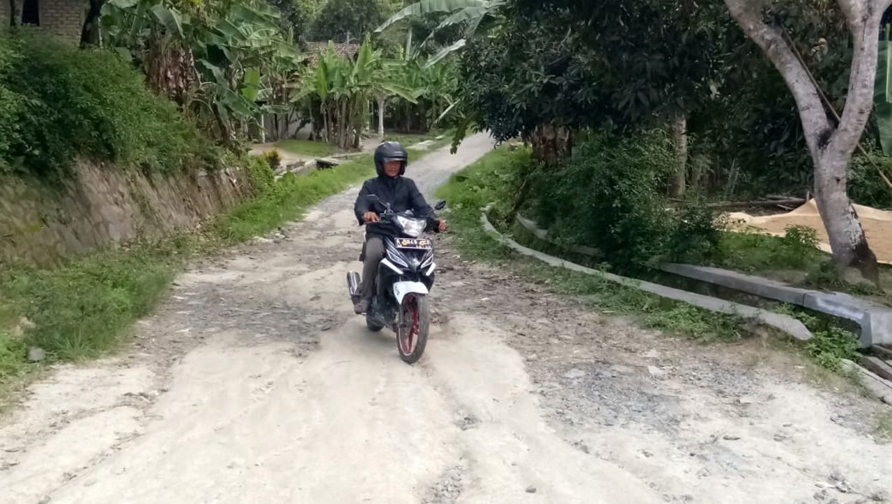 Masyarakat Keluhkan Jalan Rusak