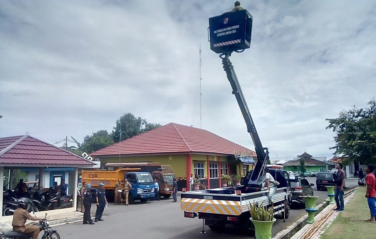 Pemkab Lampura Terima 2 Kendaraan Operasional