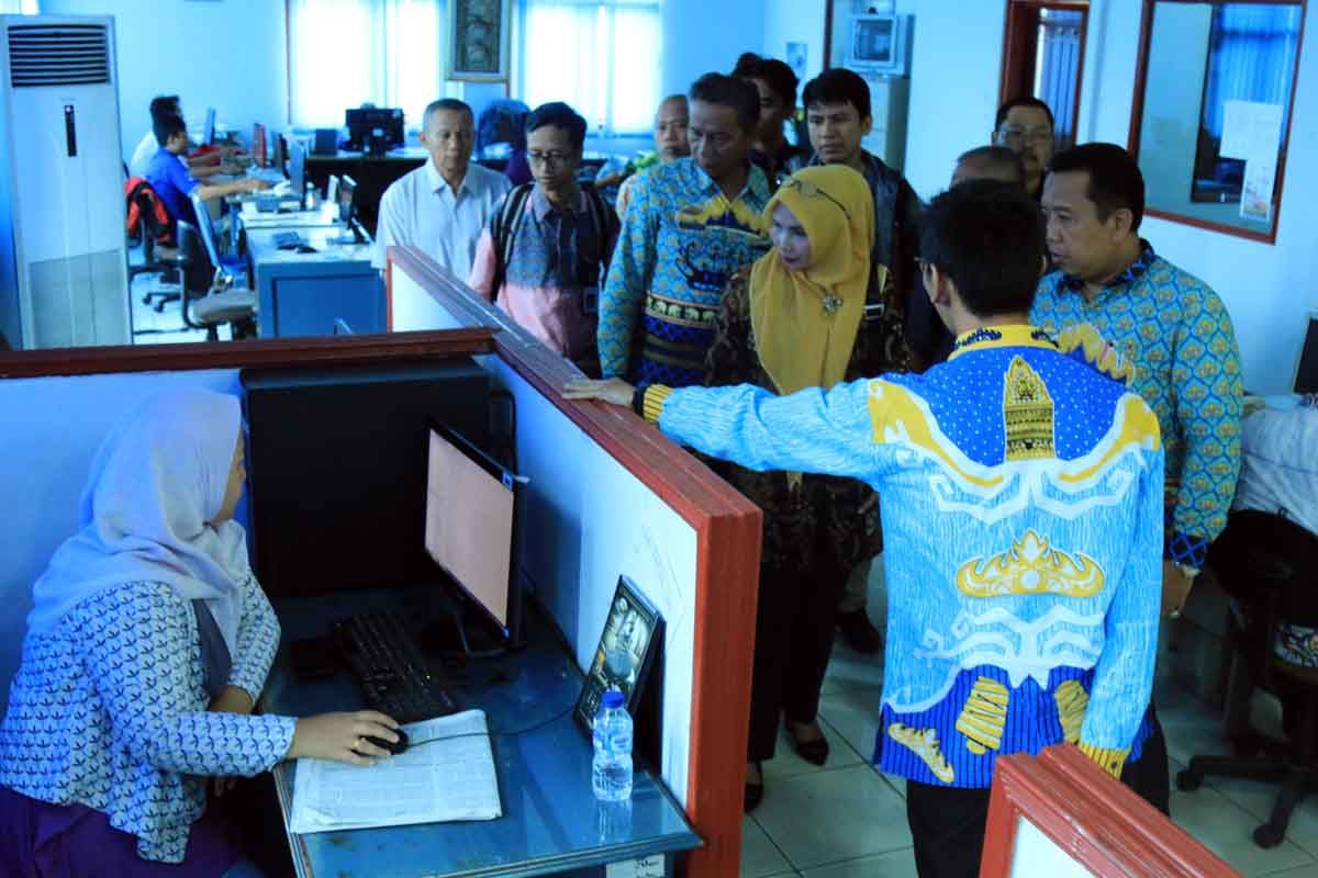 PESERTA WORKSHOP JURNALISTIK. Peserta Workshop Jurnalistik Kehumasan yang diselenggarakan Lampung Post Education Center (LPEC) melihat dapur redaksi Lampung Post usai pelaksanaan workshop, Kamis (8/11).
LAMPUNG POST/HENDRIVAN GUMAY