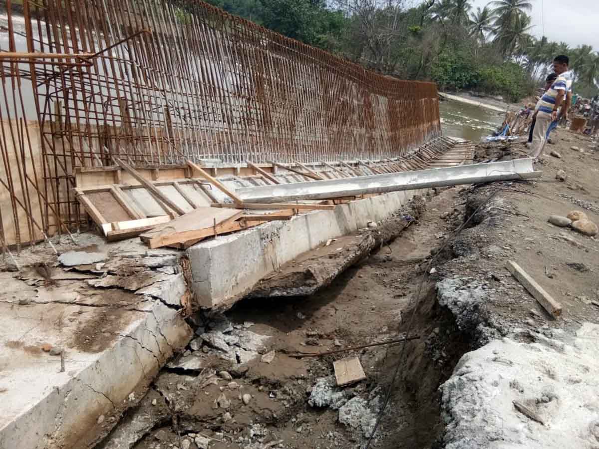 Pondasi jembatan permanen yang saat ini masih dibangun di jalinpanbar  pekon MandiriSejati kecamatan Krui Selatan, Pesisir Barat  ambruk akibat terjangan luapan air,Rabu (7/11).
LAMPUNG POST / YON FISOMA