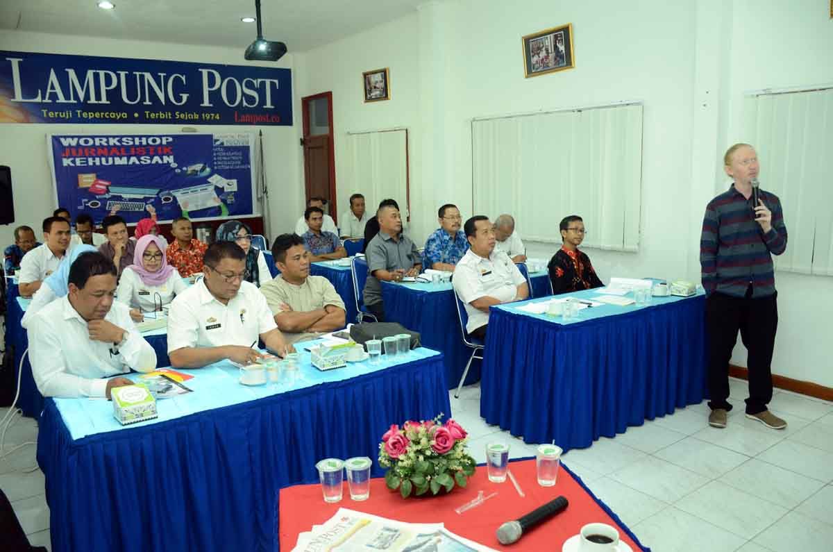 Suasana workshop jurnalistik kehumasan yang diselenggarakan Lampung Post Education Center (LPEC) di Aula Lampung Post, Rabu (7/11). Workshop tersebut diikuti SMK se-Bandar Lampung.
LAMPUNG POST/HENDRIVAN GUMAY