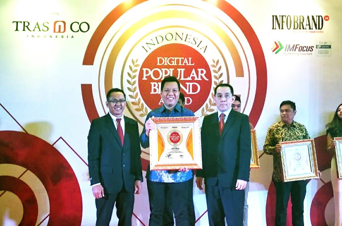 RAIH PENGHARGAAN. Manajemen Polytron menerima penghargaan Indonesia Digital Popular Brand 2018 atas produknya Polytron Hydra, beberapa waktu lalu. Adanya inovasi teknologi dan fitur unggulan yang disematkan pada water dispenser Hydra membuat dispenser ini mudah diterima masyarakat.
DOK POLYTRON