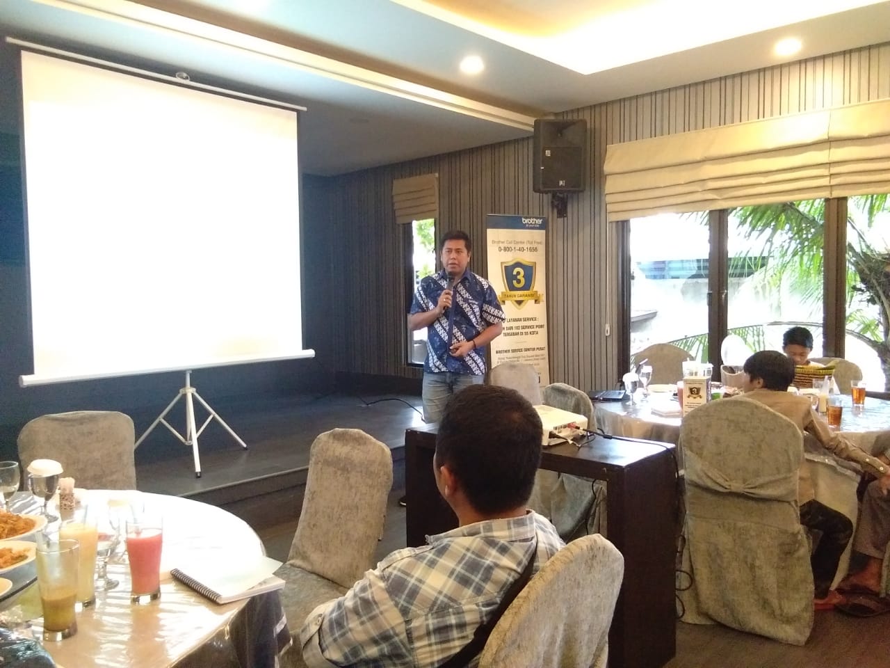 GATHERING RESELLER. Regional Account Manajer Sumatera Area Eka Putu Yogi Saputra memaparkan penawaran menarik printer Brother kepada reseller toko penjual produk printer Brother di Restoran Rumah Kayu, Bandar Lampung, Kamis (22/11).
n LAMPUNG POST/NUR JANNAH