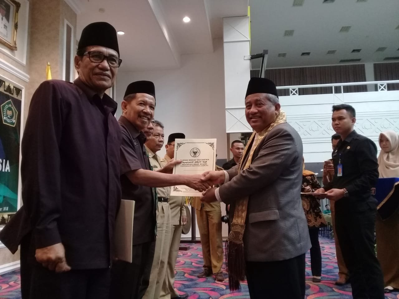 SERTIFIKAT WAKAF. Ketua BWI Pusat M Nuh memberikan sertifikat wakaf dalam pengukuhan pengurusan perwakilan BWI Lampung, di Balai Keratun Pemprov Lampung, Selasa (27/11).
n LAMPUNG POST/EFFRAN KURNIAWAN