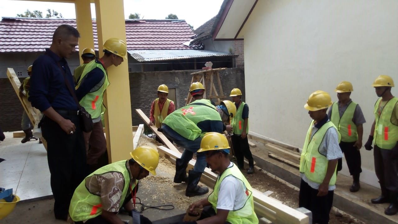 KETERAMPILAN TUKANG KAYU. Sejumlah tukang kayu menunjukkan keahliannya pada uji kompetensi tenaga kerja konstruksi terampil di kantor Dinas PUPR Kabupaten Tanggamus, Rabu (14/11).DOK LPJK LAMPUNG