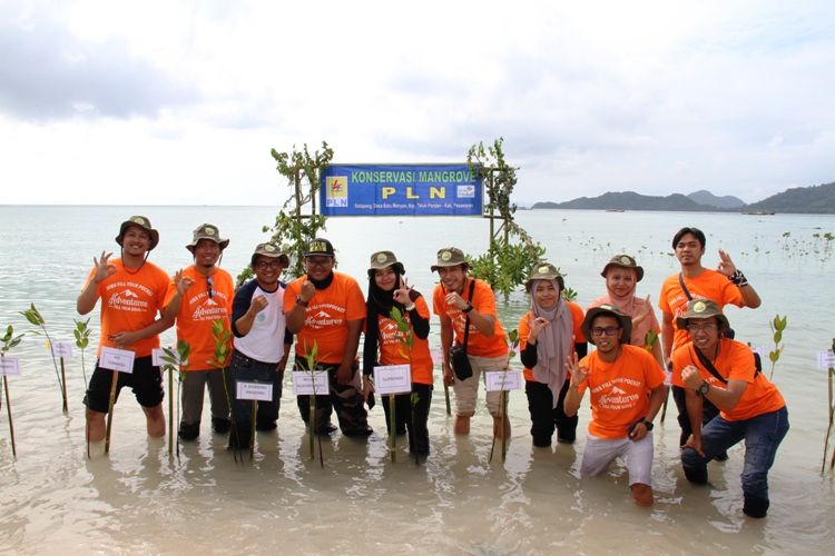 PENANAMAN BIBIT MANGROVE. Manajer UPK Tarahan Otniel Marrung (dua kiri), General Manager UIKSBS R Bambang Anggono (tiga kiri), berfoto bersama karyawan PT PLN UPK Tarahan seusai melakukan penanaman 1.001 bibit mangrove, Sabtu (24/11).DOK PLN UPK TARAHAN