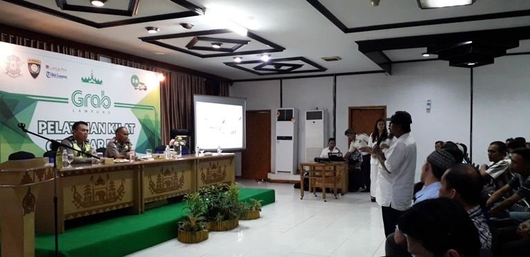 PELATIHAN KILAT MITRA. Peserta antusias bertanya kepada pemateri pada pelatihan kilat GrabCar plus di Hotel Marcopolo Bandar Lampung, Selasa (27/11).
n LAMPUNG POST/VERA AGLISA