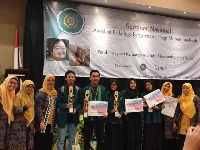 PRESTASI MAHASISWA. Mahasiswa yang berprestasi pada perlombaan Asosiasi Psikologi Perguruan Tinggi Muhammadiyah, di Hotel Emersia Lampung, Selasa (13/11). ISTIMEWA