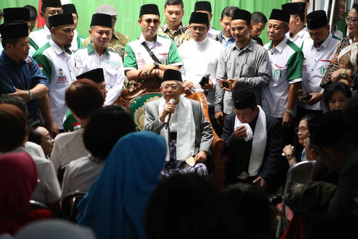 SAPA SUKARELAWAN LINTAS AGAMA. Calon wakil presiden nomor urut 1 Ma'ruf Amin menyapa sukarelawan lintas agama di Rumah Kiai Ma'ruf Amin (KMA) di Pahoman, Bandar Lampung, Senin (26/11).  Calon wakil presiden Ma'ruf Amin meminta semua pihak mengajak berpolitik santun pada Pemilu 2019.
LAMPUNG POST/IKHSAN DWI NUR SATRIO