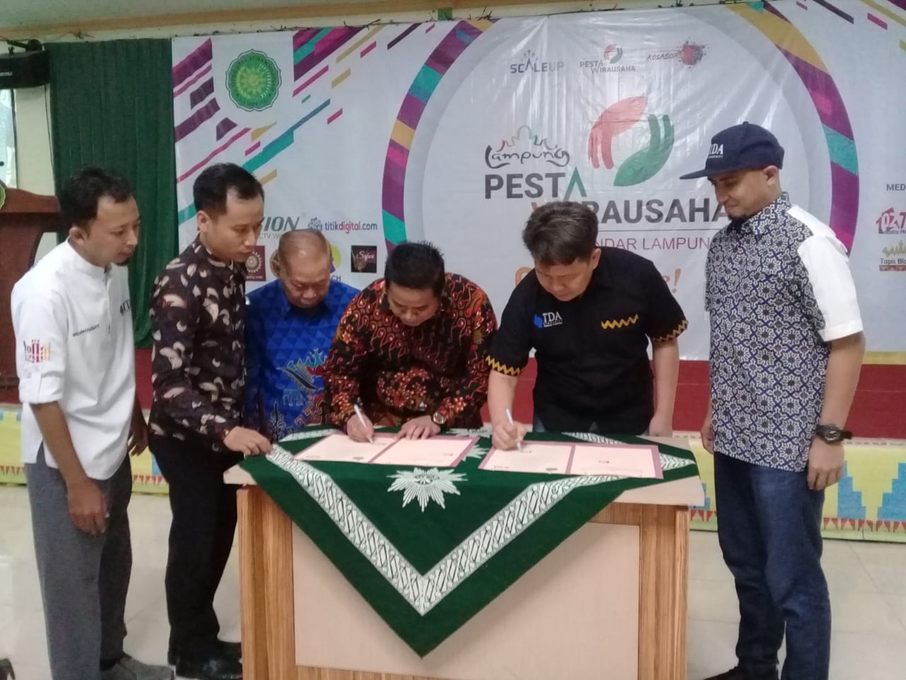 KERJA SAMA UML-TDA. Penandatanganan kerjasama UML dan TDA dalam pesta wirausaha di UML, Minggu (25/11).LAMPUNG POST/EFFRAN KURNIAWAN