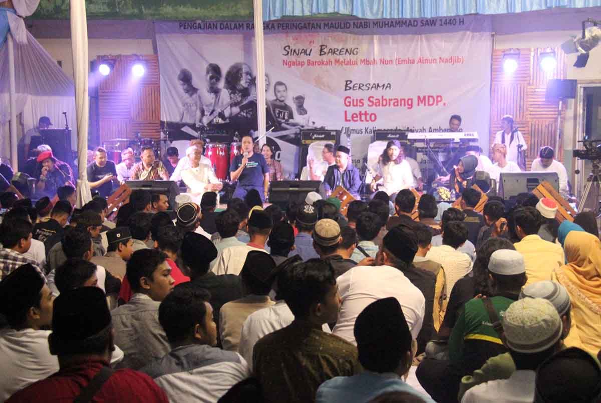 PERINGATAN MAULID NABI MUHAMMAD SAW. Vokalis grup band Letto Gus Sabrang atau yang akrab disapa Noe (lima kiri) saat hadir pada acara peringatan Maulid Nabi Muhammad saw 1440 H di Pondok Pesantren Al-Muttaqien, Kemiling Raya, Bandar Lampung, Selasa (20/11).
LAMPUNG POST/SUKISNO